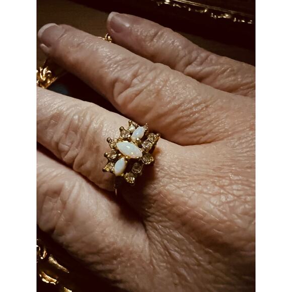 Vintage Gold Tone Opal Rhinestone Ring Size 7.25 Cluster Style Statement Jewelry - Picture 8 of 10